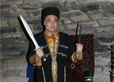 Борец с русским миром пришёл к власти при поддержке русских миротворцев